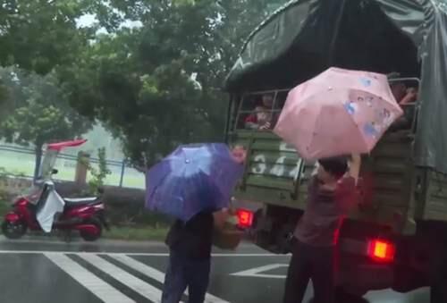 百姓冒雨送战士鸡蛋