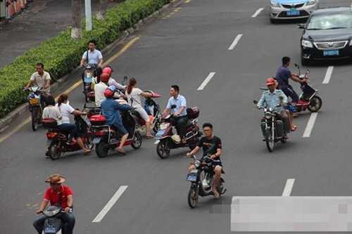 大爷骑电动车撞上保时捷当场转账