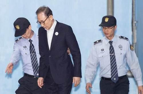 韩国前总统李明博终审获刑17年