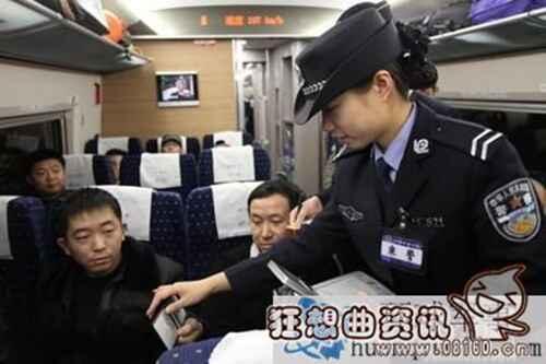 女乘警捆男小偷现场图片