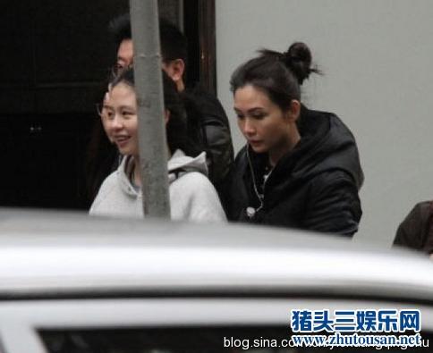 46岁邱淑贞与女儿挽手逛街酷似姐妹