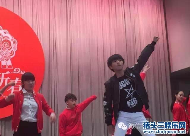 重庆八中春晚 TFboys王俊凯小朋友倾情加盟全场疯了