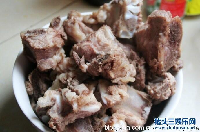 排骨炖土豆的家常做法——大众美食