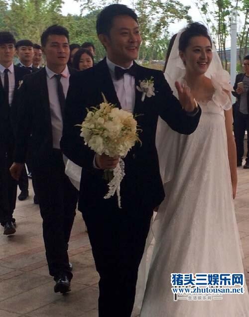 印小天哈琳娜再办婚礼 老婆怀孕宽松婚纱掩孕肚