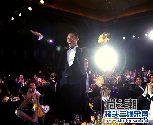 2015芭莎明星慈善夜现场分队 鹿晗李易峰吴亦凡互蹭身体