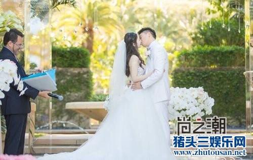 刘强东奶茶妹妹婚礼现场照片曝光 甜蜜亲吻显梦幻