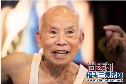 肌肉型爷走红引老外合影 93岁华仔沈华健身成神话