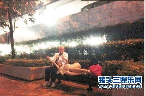 陈晓陈妍希领衔公园激吻缠绵被偷拍的五大明星