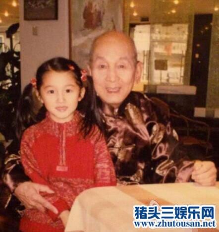 关晓彤小时候与爷爷关学曾照片曝光 关晓彤显赫的家庭背景爸爸是谁大起底