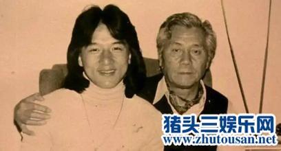 其实王思聪骨子里像艺术家！吃三明治看齐李安长发撞脸成龙父子