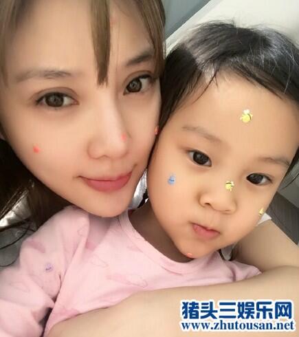 李小璐8岁挂历照曝光 甜馨大眼原来遗传自妈妈