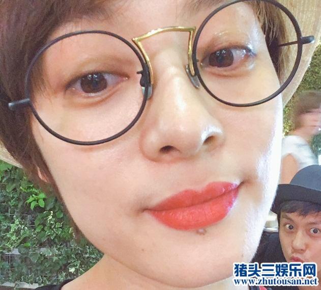 邓超晒孙俪大眼特写照自称是老婆背后的伟大男人 网友：是小太监