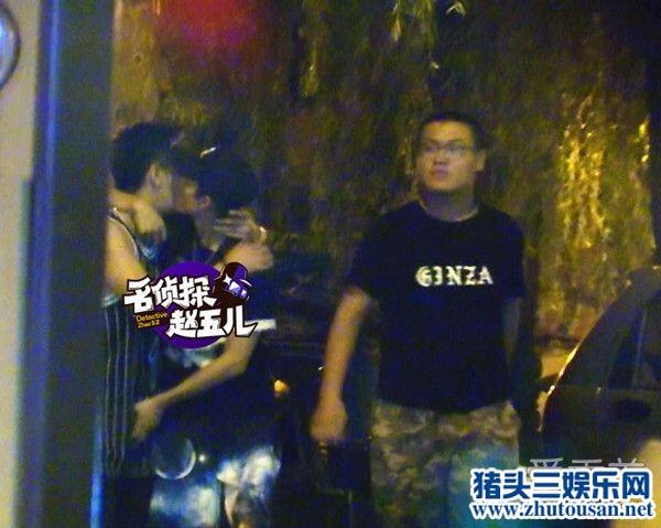 张一山深夜猛亲男友人摸下体 还当街撒尿