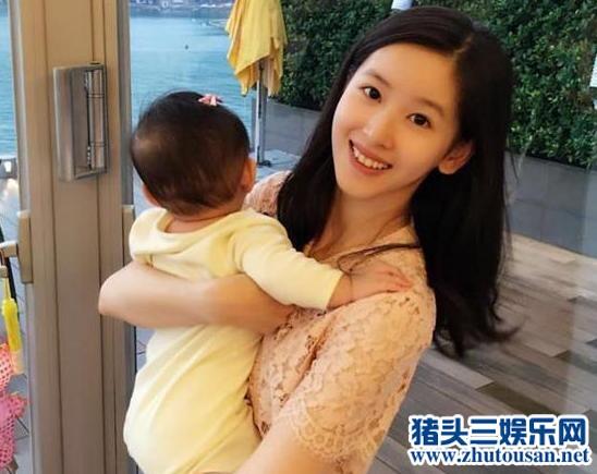 奶茶妹妹抱娃现身 曾倒追二婚刘强东男方首谈前妻及儿子