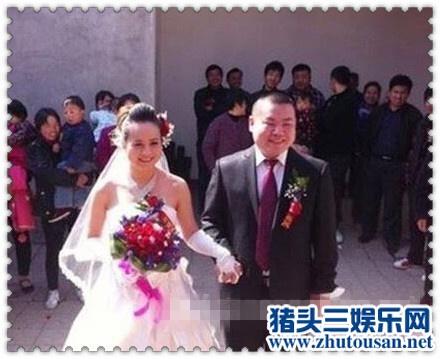 岳云鹏罕见晒女儿正面照 自嘲太丑靠相亲结婚老婆资料曝光