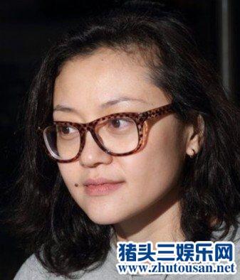 王刚结过几次婚有几个妻子？王刚三段婚姻三任妻子8岁儿子竟跟孙子同龄