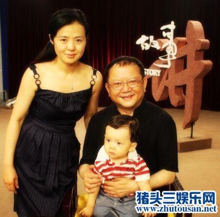 王刚结过几次婚有几个妻子？王刚三段婚姻三任妻子8岁儿子竟跟孙子同龄