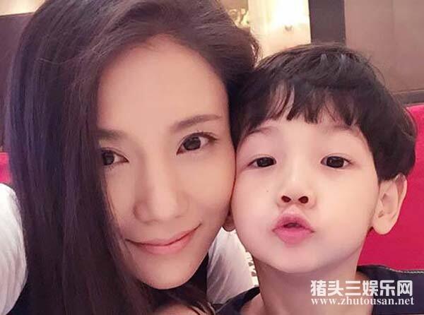 小包总杨烁老婆曝光 两人半夜秀恩爱同吃一碗面