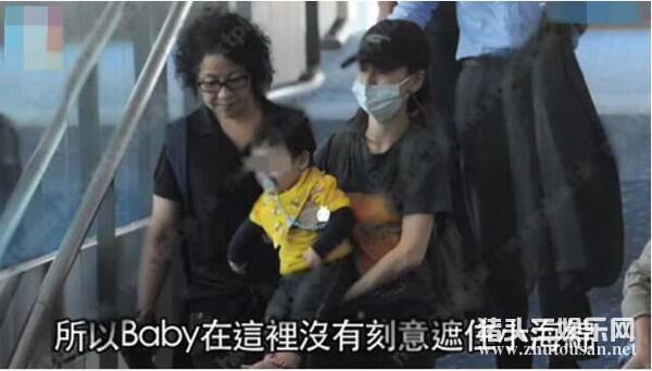 baby抱儿子返港，小海绵正面照曝光简直是迷你版黄晓明