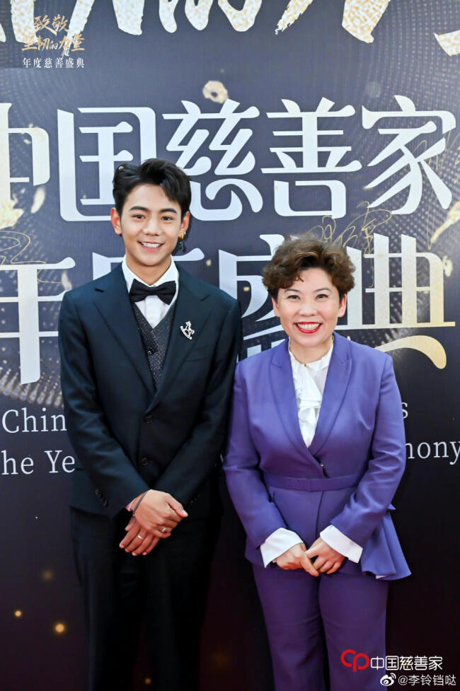 丁真和邓亚萍一起走红毯 被赞和男明星比也很优越