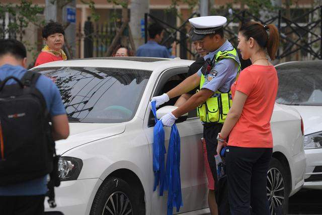 高考已过 考场外那些暖心守护永驻心间 一路相伴感谢有你