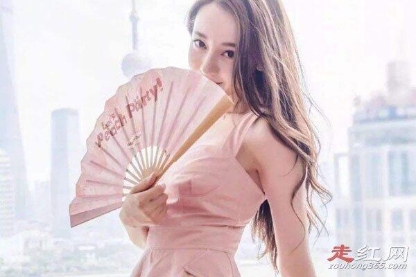 迪丽热巴的胸部怎么回事 穿礼服全程捂着胸部