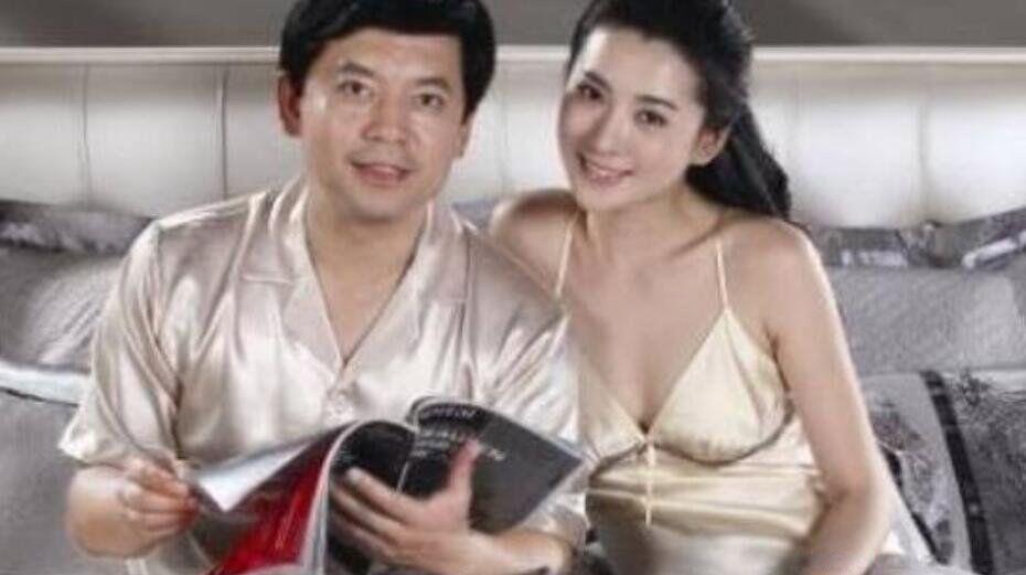 何政军妻子的图片 第一任老婆是温峥嵘吗