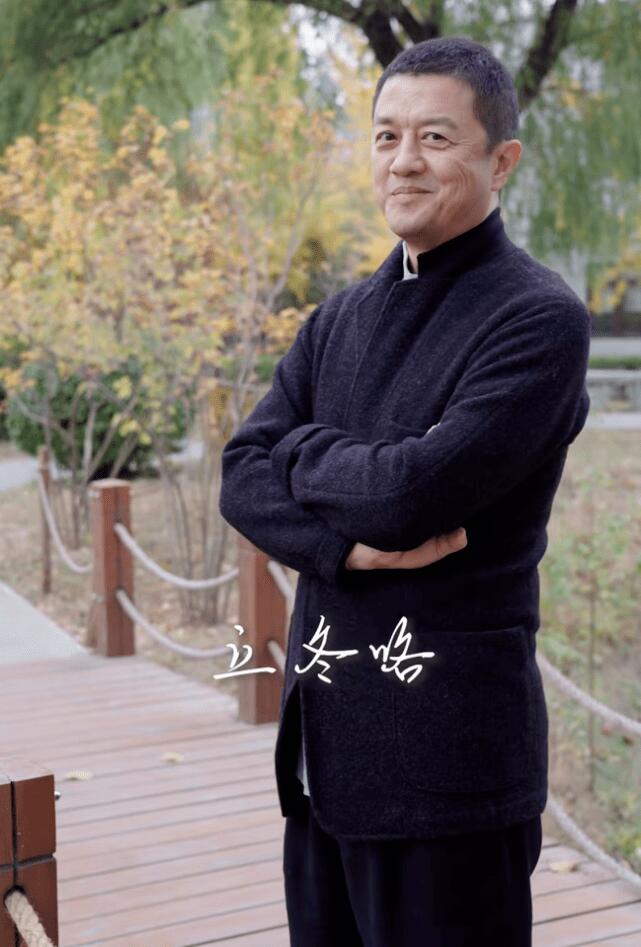 李亚鹏晒全家福，首曝二女儿正脸长得像李嫣