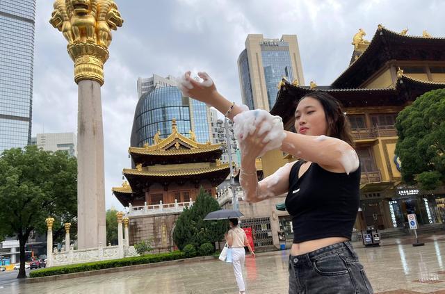 多地出现洗澡媛街头搓澡一览，上海惊现美女穿着清凉